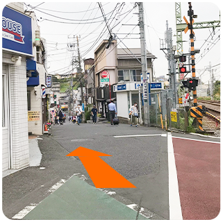 踏切前を道なりに左斜め方向に進みます。