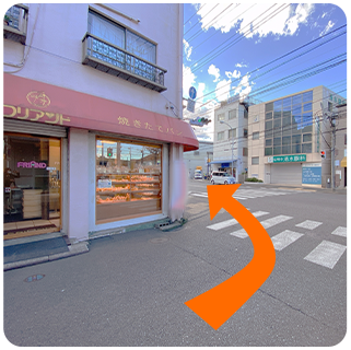 パン屋さんのある角で左に曲がります。